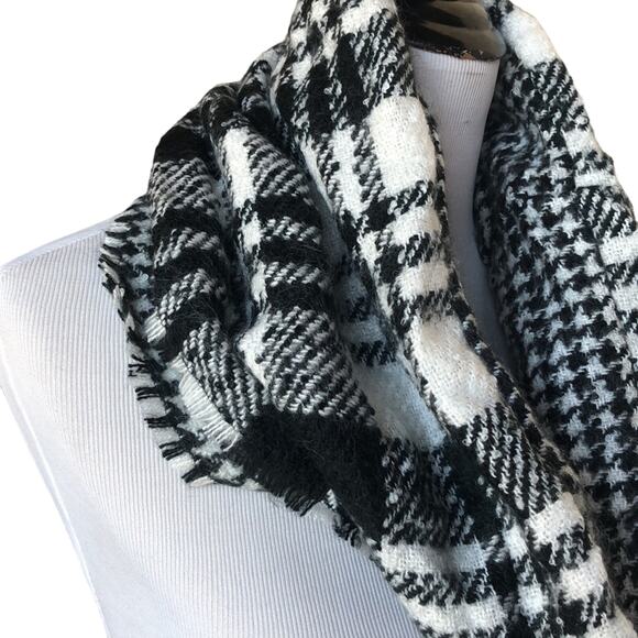 D&Y Black & White Reversible Houndstooth Scarf, OS, NWT! - Picture 2 of 5